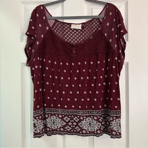 2X maroon tee with white and navy florals